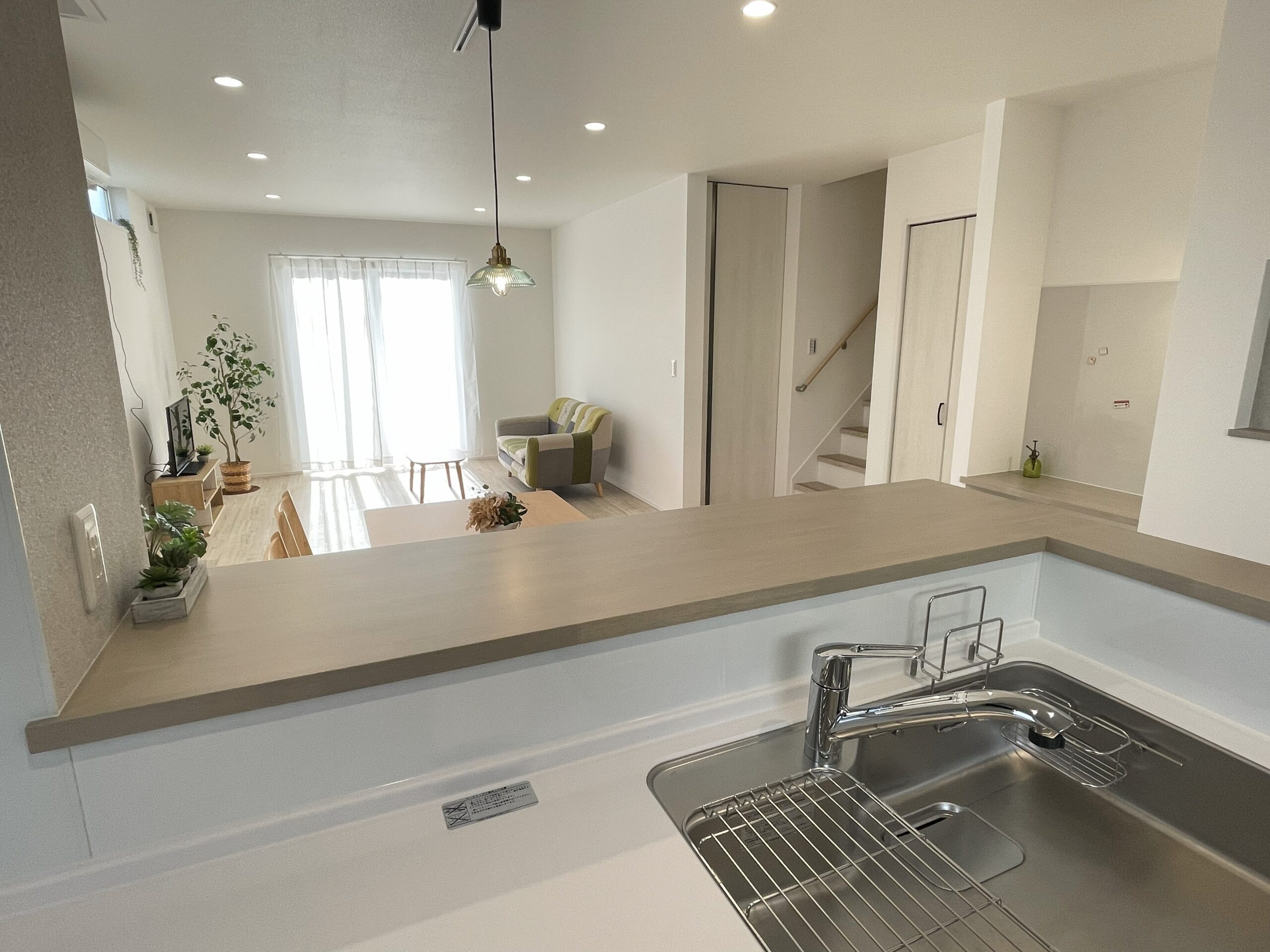 リビングダイニング(キッチンから)