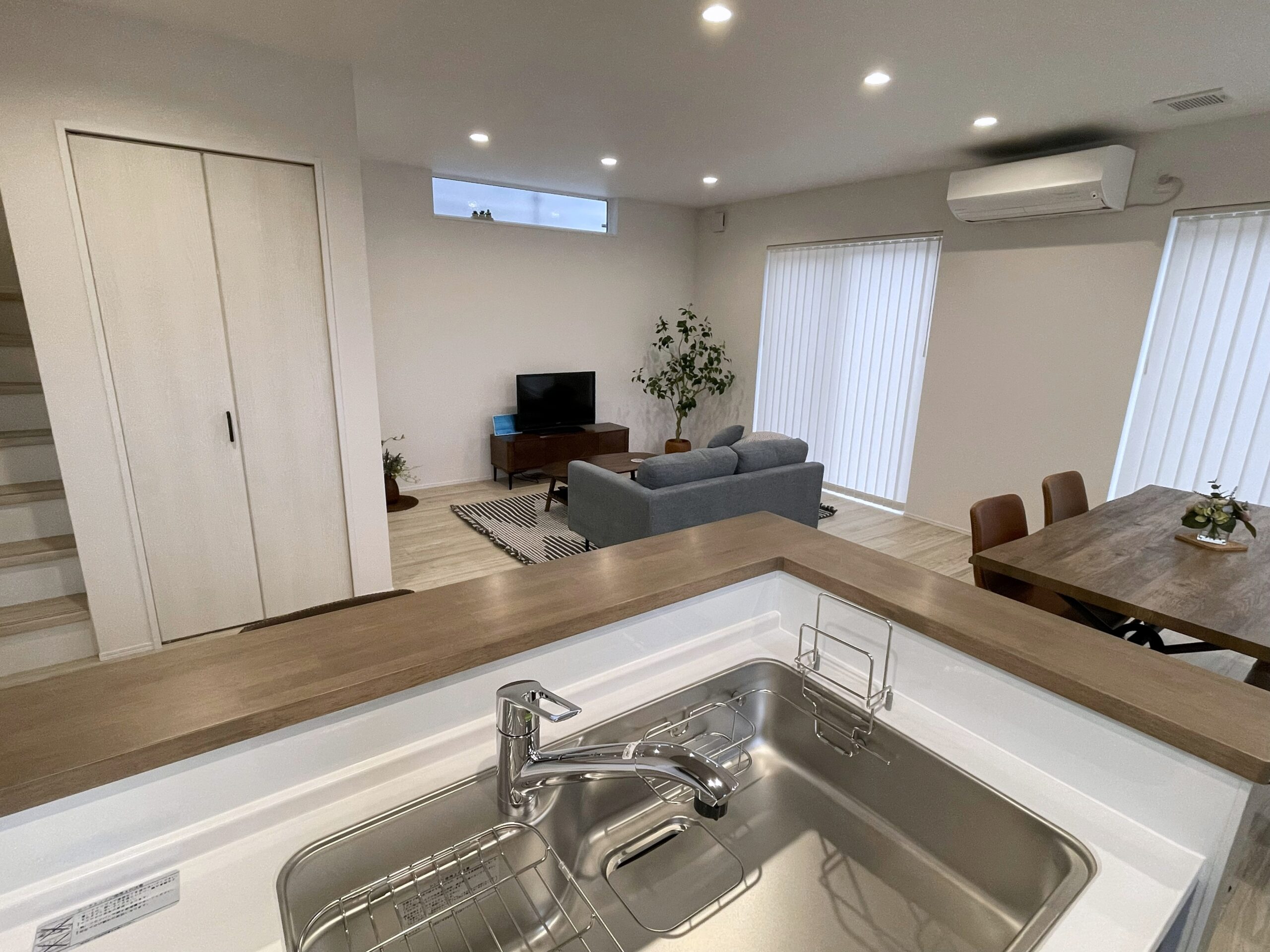 リビングダイニング(キッチンから)